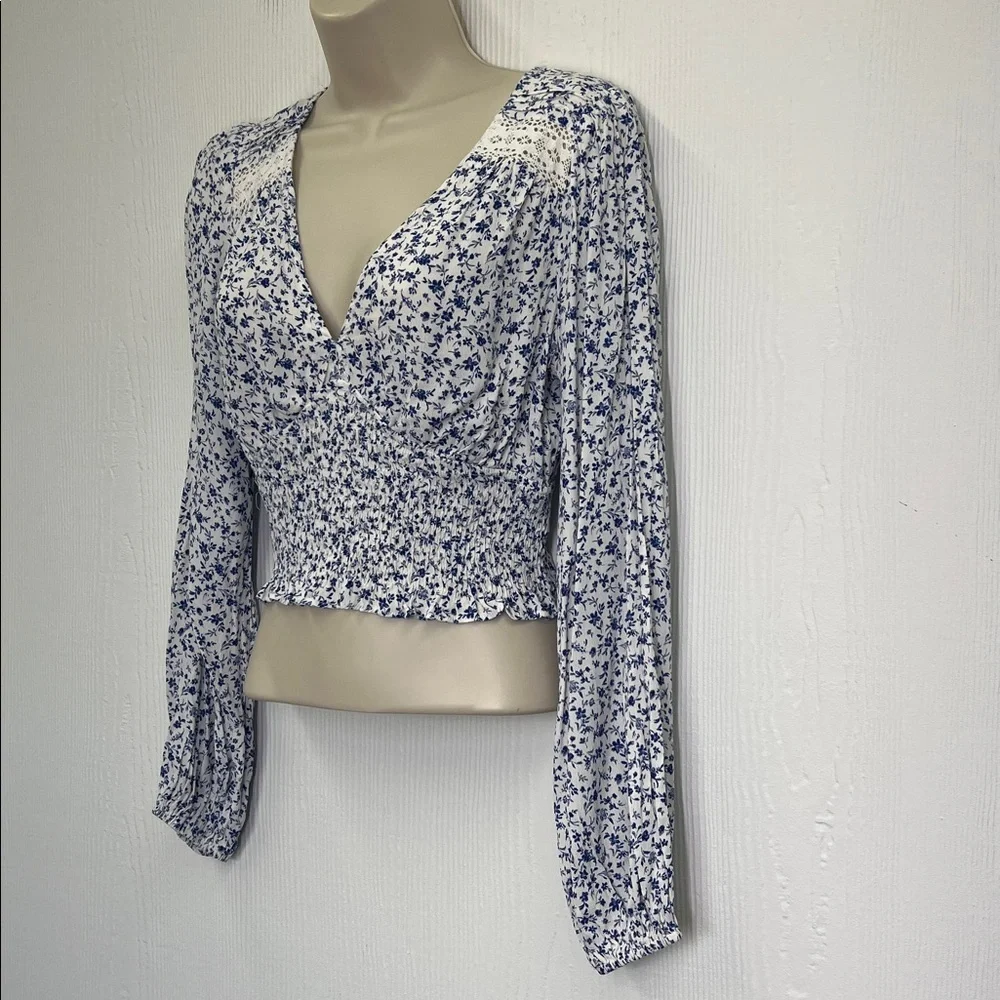 ASTR The Label - Blue Floral Smocked Puff Cottage Core Sleeve Blouse Size Small